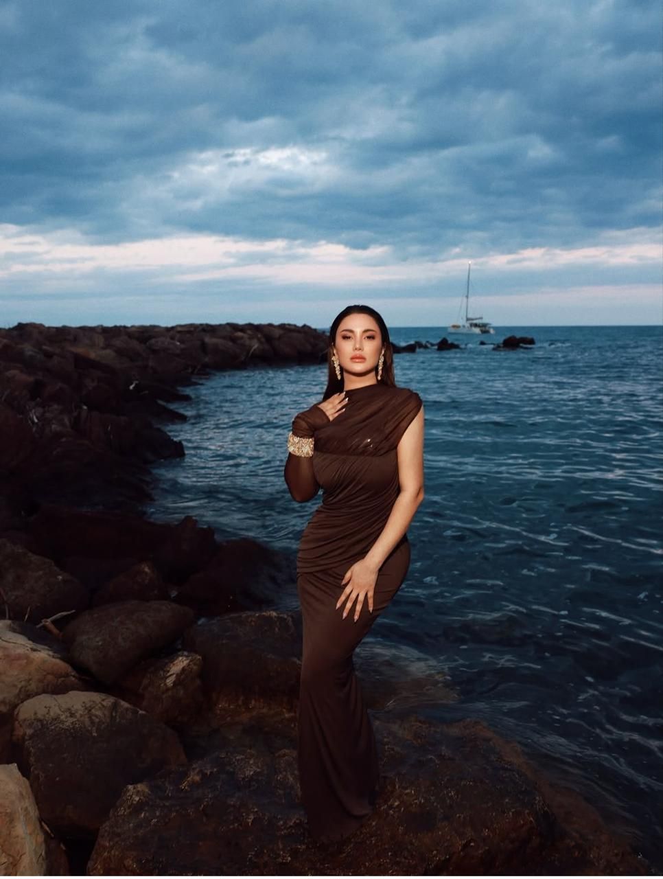 الفنانة هدي الإتربي تشارك متابعيها بصوراً لها