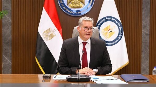 وزير البترول يتوجه لموقع حادث انقلاب البارج البحري Adam Marine 12 بخليج السويس