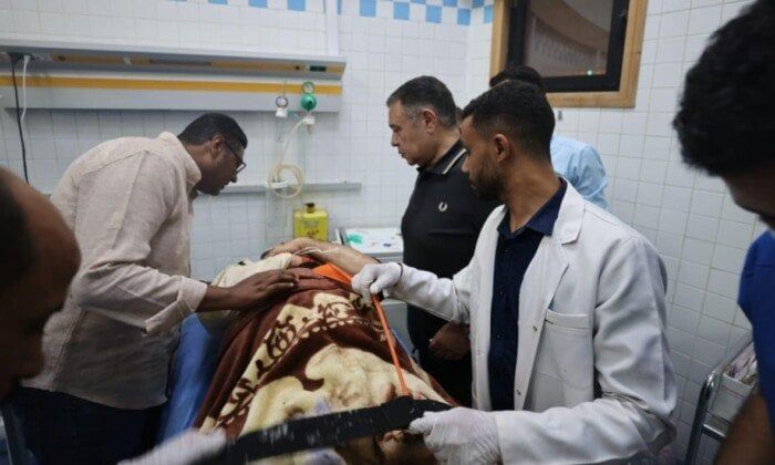 محافظ البحر الأحمر ينتقل لموقع حادث حفار جبل الزيت ويزور المصابين للاطمئنان عليهم