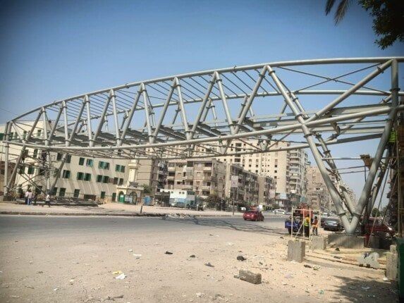 محافظ القليوبية: الانتهاء من تركيب الجسم المعدني لكوبري المشاة الجديد بشبرا الخيمة