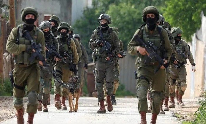 قوات الاحتلال الإسرائيلي تنصب حاجزا عسكريا يعيق حركة الفلسطينيين غرب بيت لحم