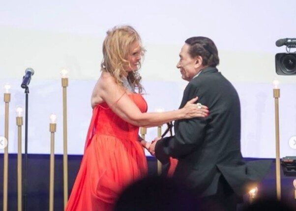 يسرا تهنئ الزعيم عادل إمام بمناسبة حفل زفاف حفيده