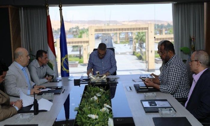 محافظ أسوان يعقد اجتماعًا لتوفيق أوضاع طلاب مدرسة التمريض التابعة للتأمين الصحي