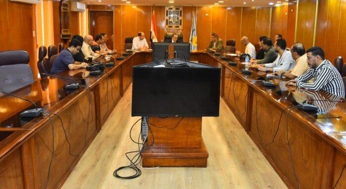 محافظ أسيوط يبحث مع شركات الإعلان تحويل اللوحات لمصدر دعم للمشروعات التنموية