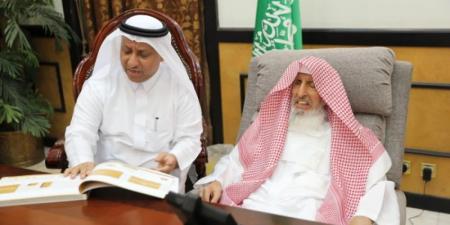 مفتي عام المملكة يتسلم التقرير النصف سنوي لإدارة العلاقات العامة والإعلام برئاسة الإفتاء لعام 2025 - بوابة فكرة وي