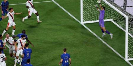 بالفيديو.. شاهد مشجع هلالي يحتفل بشكل هستيري مع والده بـ فوز الهلال علي مانشستر سيتي - بوابة فكرة وي