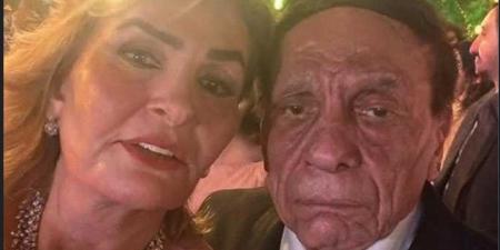 صورة عادل إمام تثير الجدل.. هل حضر الزعيم زفاف حفيده؟ - بوابة فكرة وي