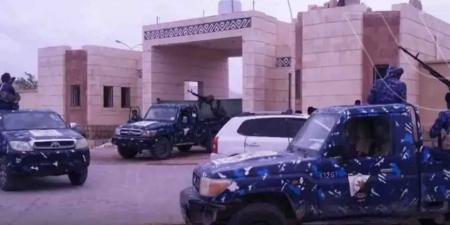كان على متن باص قادم من صنعاء.. حوثي يحاول طعن أحد أفراد نقطة أمنية جنوبي اليمن - بوابة فكرة وي