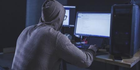 محتالون إلكترونيون يستدرجون محسنين عاطفياً للتبرع لحسابات خارجية    - بوابة فكرة وي