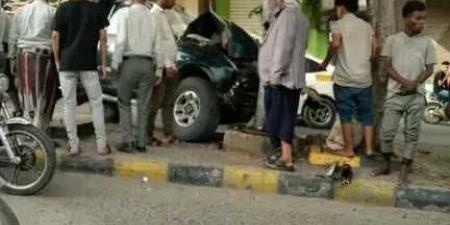عاكس خط يفقد ‘‘فرامل’’ سيارته.. تعز تستيقظ على حادث مروع وسط المدينة وسقوط مصابين - بوابة فكرة وي
