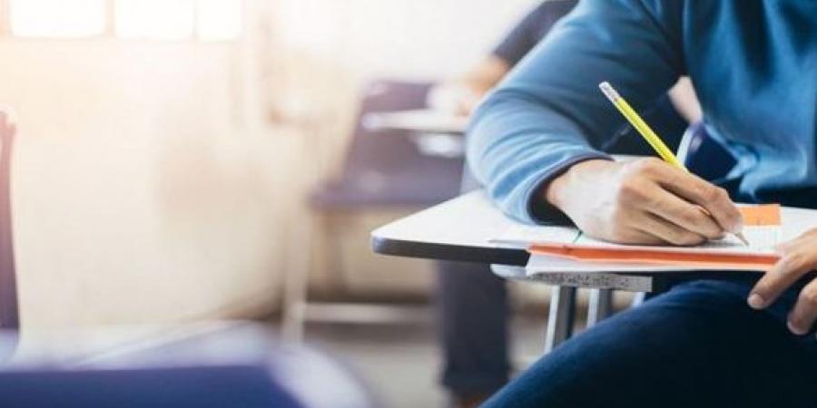 طلبة التوجيهي يتقدمون للامتحان في يومه السادس - بوابة فكرة وي