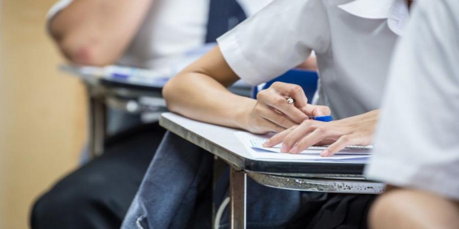 طلبة التوجيهي يتقدمون للامتحان في يومه السادس - بوابة فكرة وي