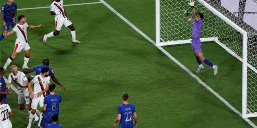بالفيديو.. شاهد مشجع هلالي يحتفل بشكل هستيري مع والده بـ فوز الهلال علي مانشستر سيتي - بوابة فكرة وي