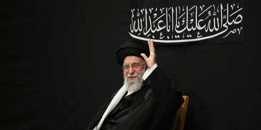 بالفيديو | الإمام الخامنئي يحضر في مراسم عزاء ليلة العاشر في حسينية الإمام الخميني بطهران - بوابة فكرة وي