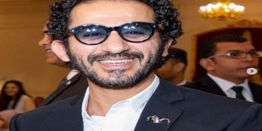 أحمد حلمي يوقف عرض مسرحيته "بني آدم" بسبب عمرو دياب - بوابة فكرة وي