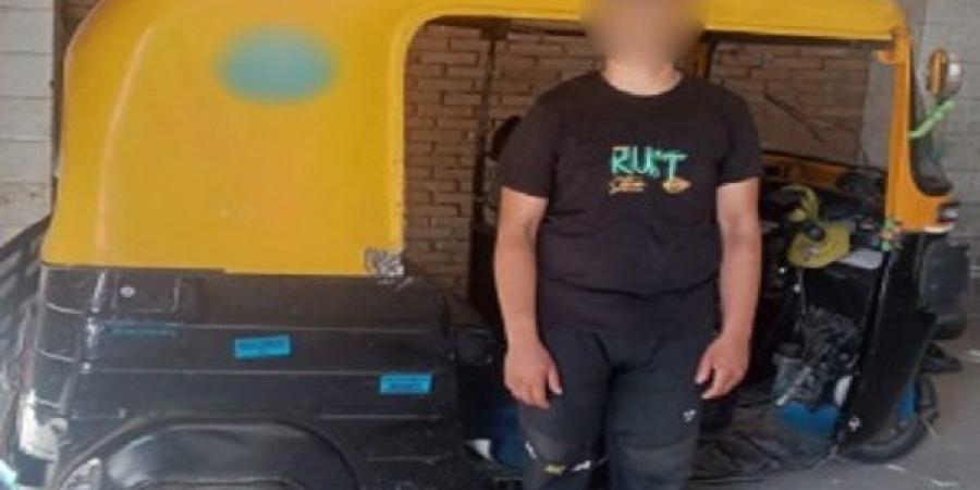 ضبط سائق توك توك لسيره عكس الإتجاه في أحد الطرق السريعة بالمنوفية - بوابة فكرة وي