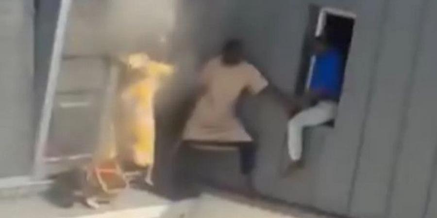 على ارتفاع 6 طوابق.. رجل ينقذ جيرانه من حريق ضخم (فيديو) - بوابة فكرة وي