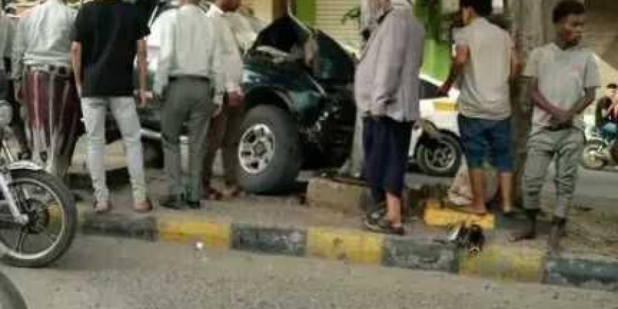عاكس خط يفقد ‘‘فرامل’’ سيارته.. تعز تستيقظ على حادث مروع وسط المدينة وسقوط مصابين - بوابة فكرة وي